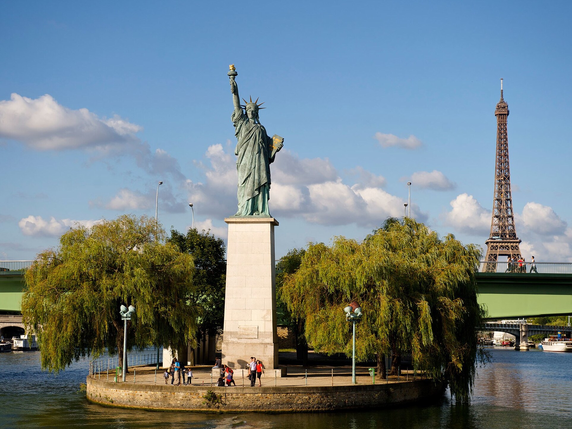 Freiheitsstatue, Nachbildung der Ile aux Cygnes in Paris - Paris | Secret World Trip Planner