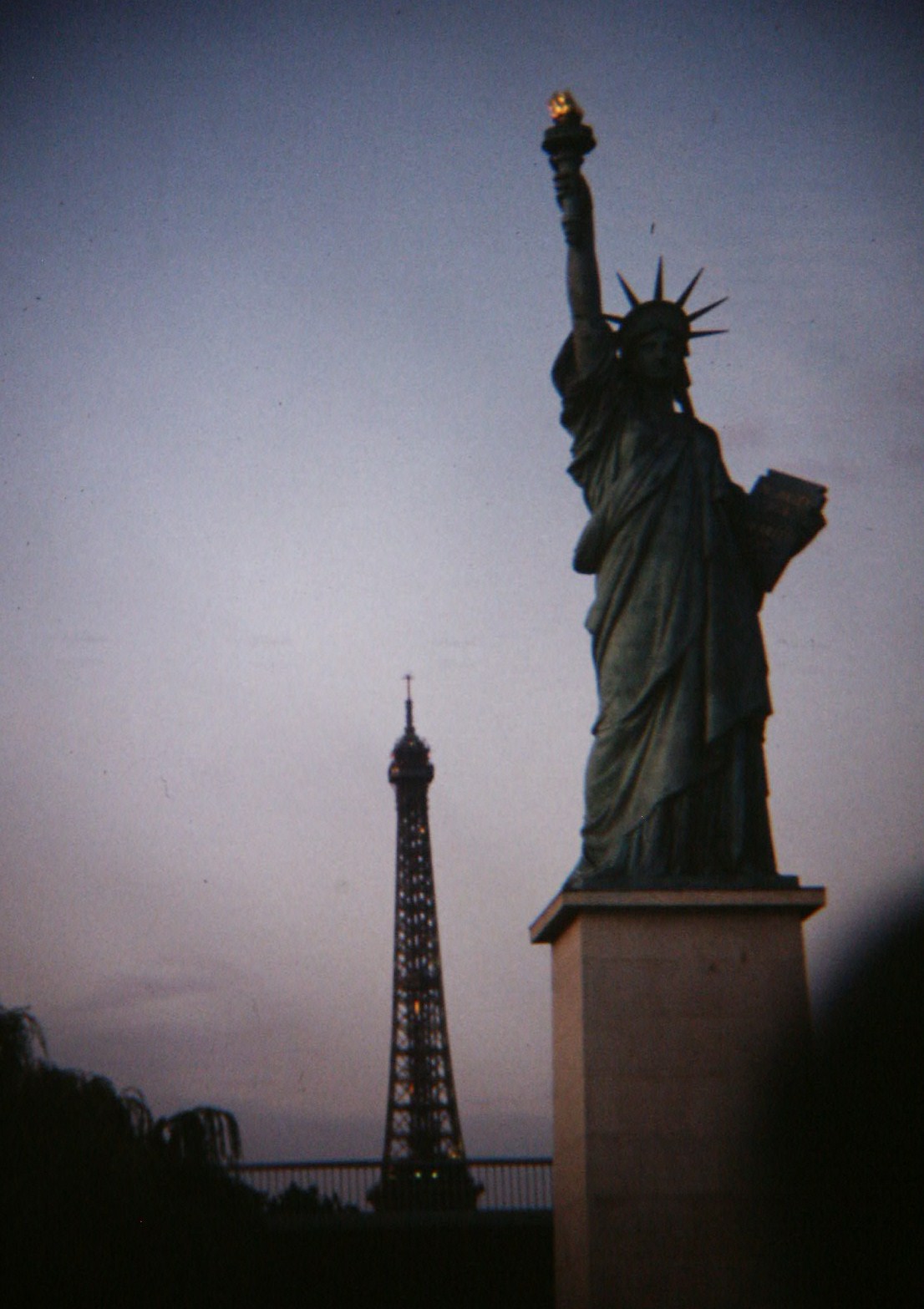 Freiheitsstatue, Nachbildung der Ile aux Cygnes in Paris - Paris | Secret World Trip Planner