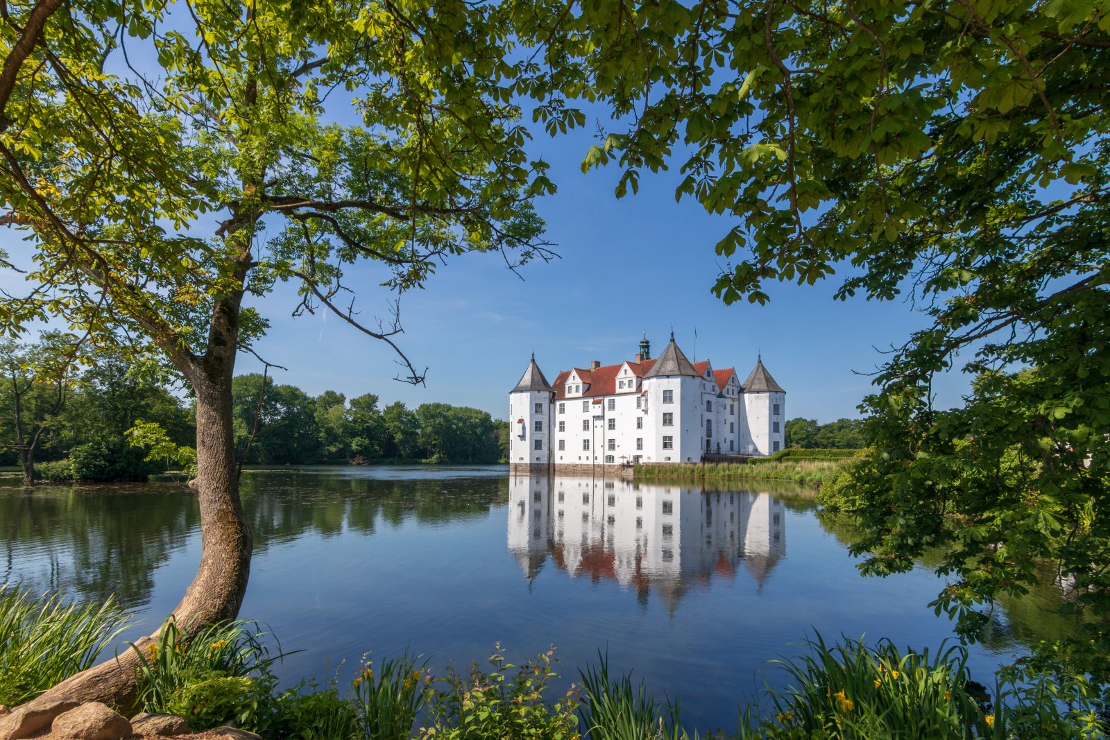 Das Schloss Glücksburgthe, das 'Schloss im See'. - Glücksburg | Secret World Trip Planner