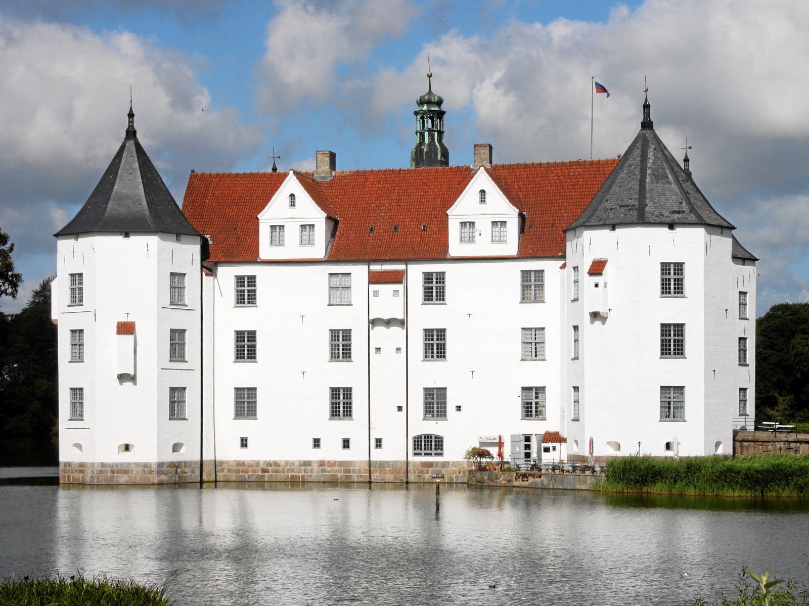 Das Schloss Glücksburgthe, das 'Schloss im See'. - Glücksburg | Secret World Trip Planner