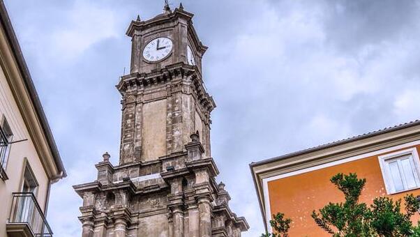 A torre do reloxo é o símbolo da Avellino - Avellino | Secret World Trip Planner