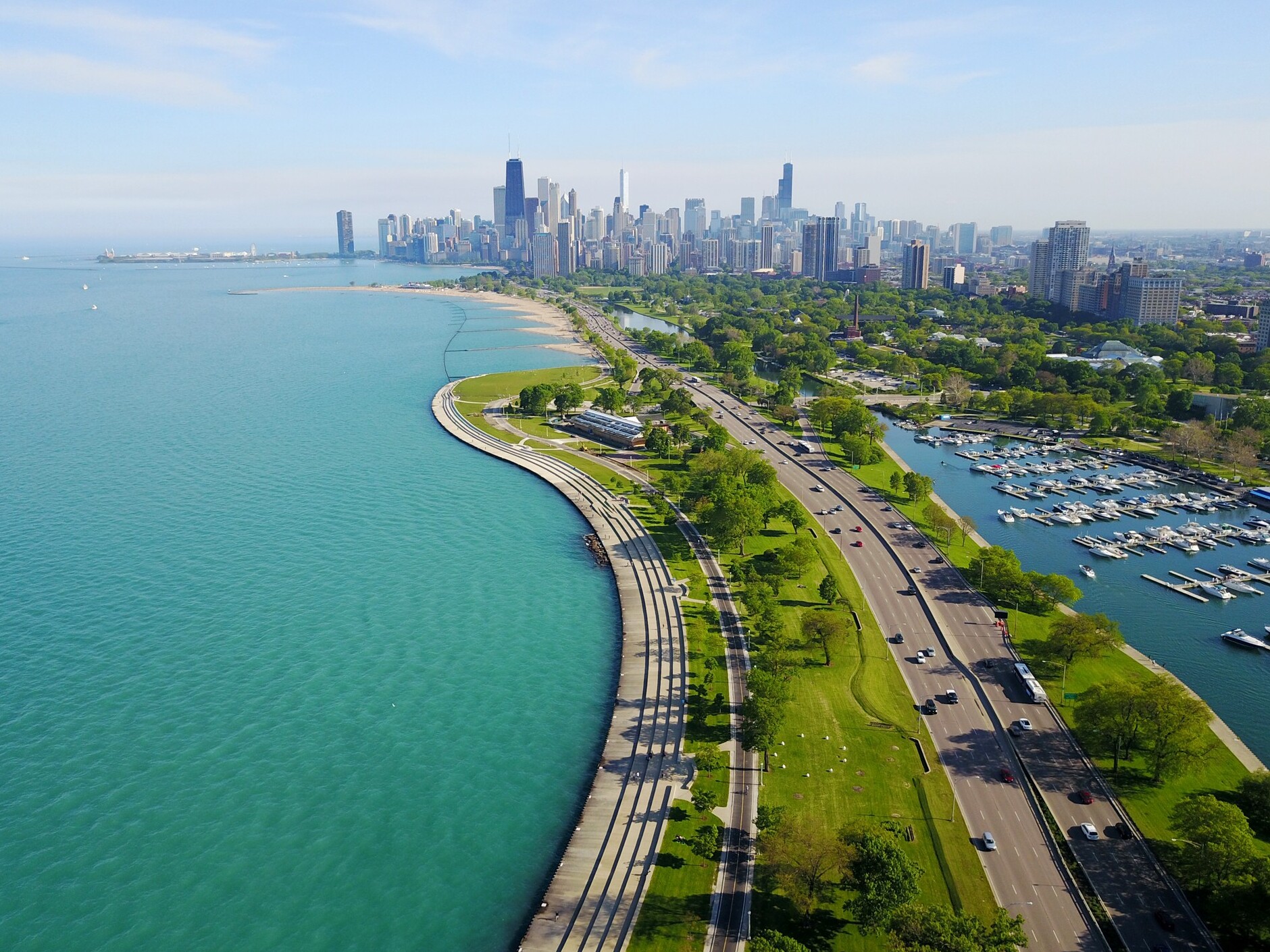 Lake Michigan and the beautiful lakefront Trail in Chicago — Lakefront Trail