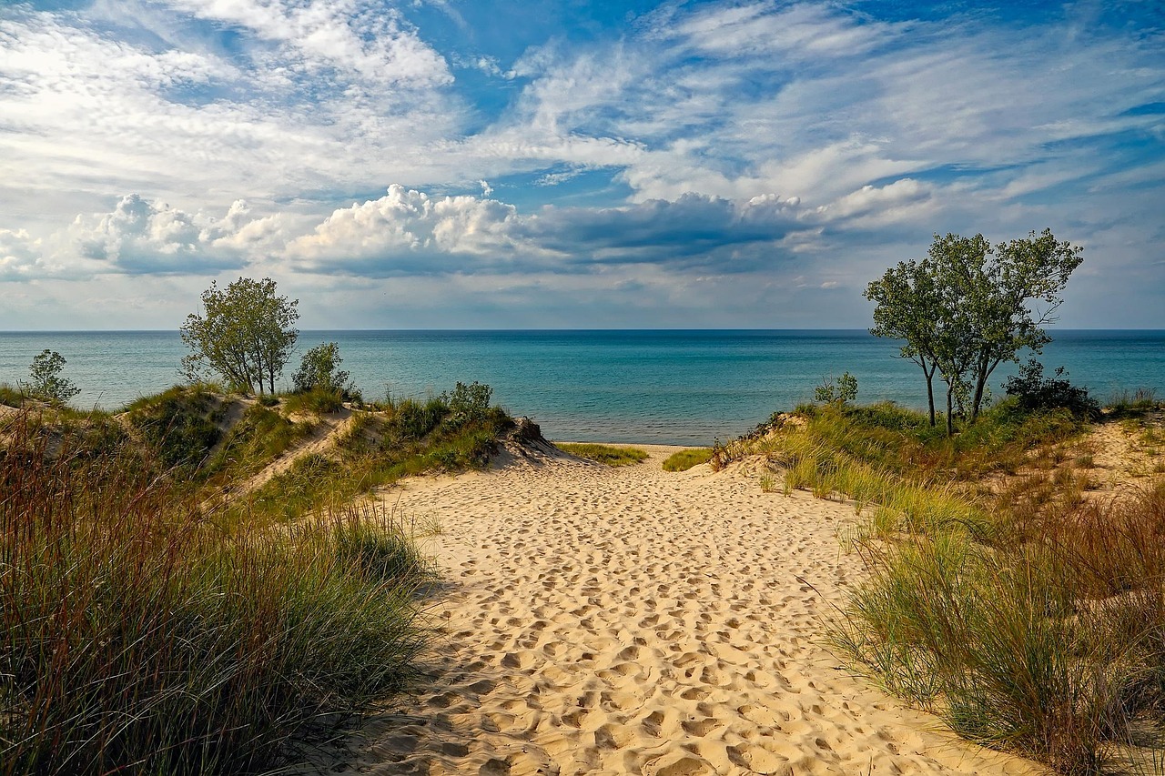 Lake Michigan and the beautiful lakefront Trail in Chicago - Lakefront Trail | Secret World Trip Planner