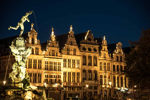 Der Brabo-Brunnen — Antwerpen