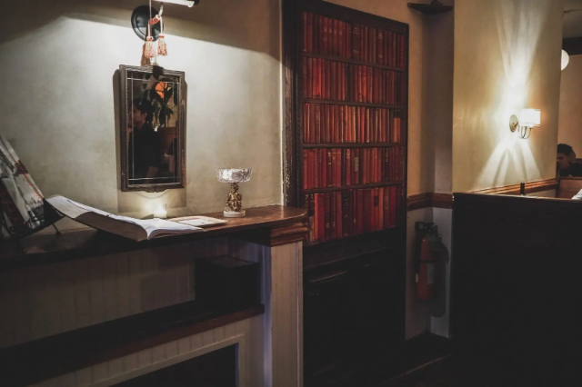 Una notte a Le Boudoir: Sorseggiare un cocktail nella camera nascosta di Maria Antonietta — Brooklyn