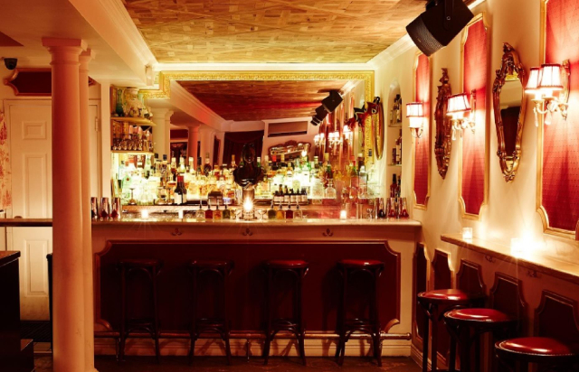 Una notte a Le Boudoir: Sorseggiare un cocktail nella camera nascosta di Maria Antonietta - Brooklyn | Secret World Trip Planner