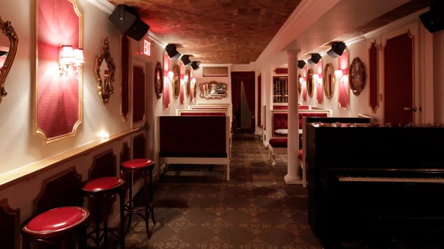 Una notte a Le Boudoir: Sorseggiare un cocktail nella camera nascosta di Maria Antonietta - Brooklyn | Secret World Trip Planner