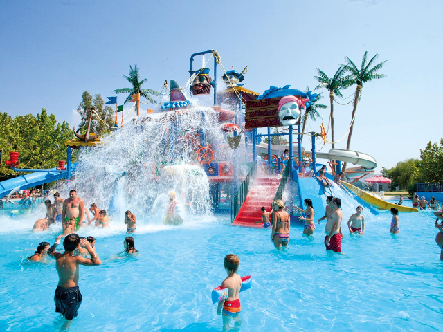 Entfliehen Sie der Hitze und tauchen Sie ein ins Vergnügen im Waterland Thessaloniki - Tagarades | Secret World Trip Planner