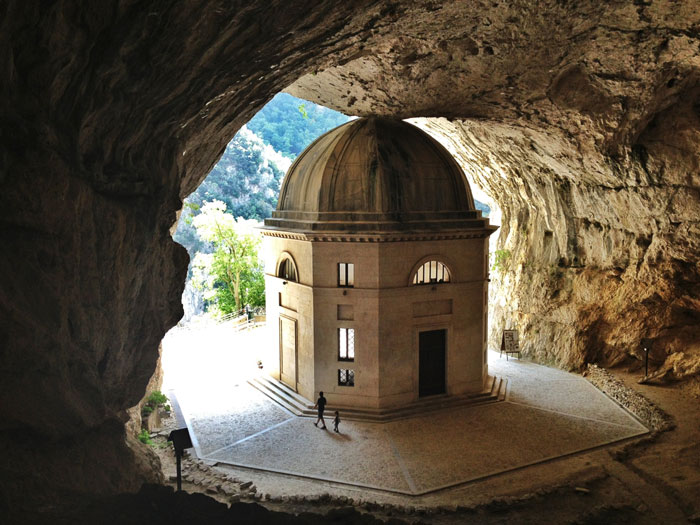 ວິຫານຂອງ Valadier,ເປັນໃນການຫີນ - Pianello | Secret World Trip Planner