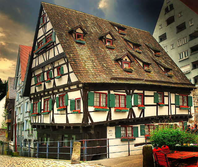 La Casa Pendente - Ulm | Secret World Trip Planner