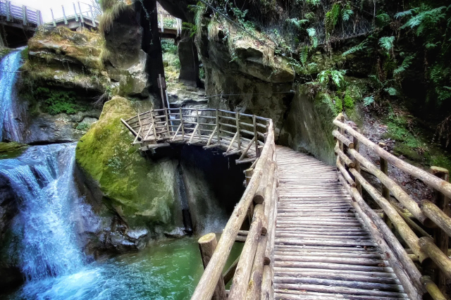 Die Höhlen des Caglieron — Via Grotte del Caglieron