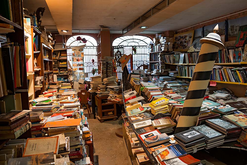 Acqua Alta Buchhandlung - Venezia | Secret World Trip Planner