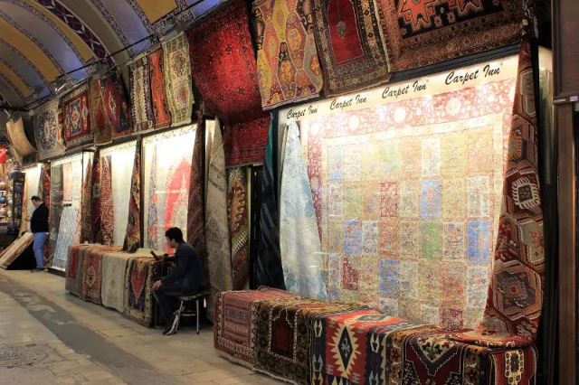 The carpets of Istanbul — Piazza Beyazit