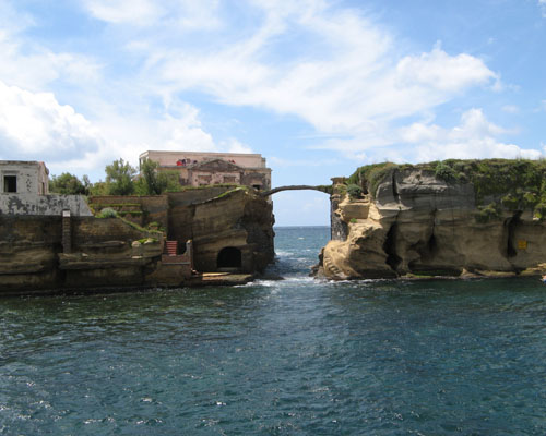 Дивна історія проклятого острова Гайола - Napoli | Secret World Trip Planner