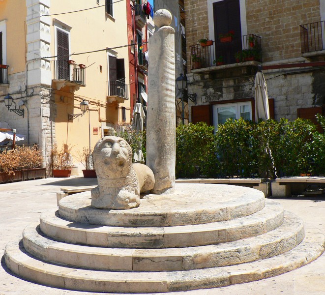Justiz-Kolumne - Bari | Secret World Trip Planner