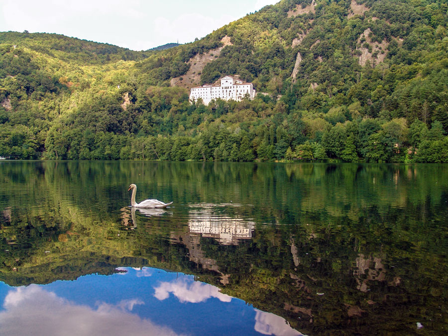 蒙蒂奇奥湖区 - Laghi di Monticchio | Secret World Trip Planner
