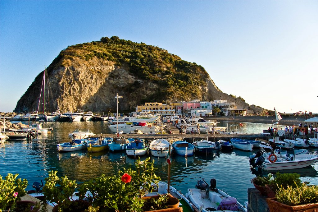 Das malerische Dorf Sant'Angelo d'Ischia - Isola d'Ischia | Secret World Trip Planner