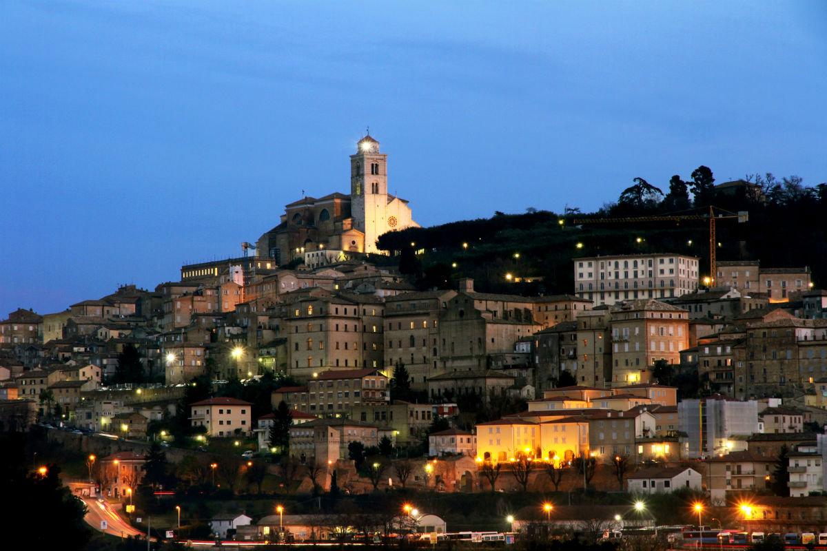 ຢຸດ - Fermo | Secret World Trip Planner
