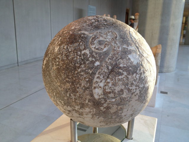 La misteriosa sfera di marmo del Teatro di Dioniso - Athina | Secret World Trip Planner