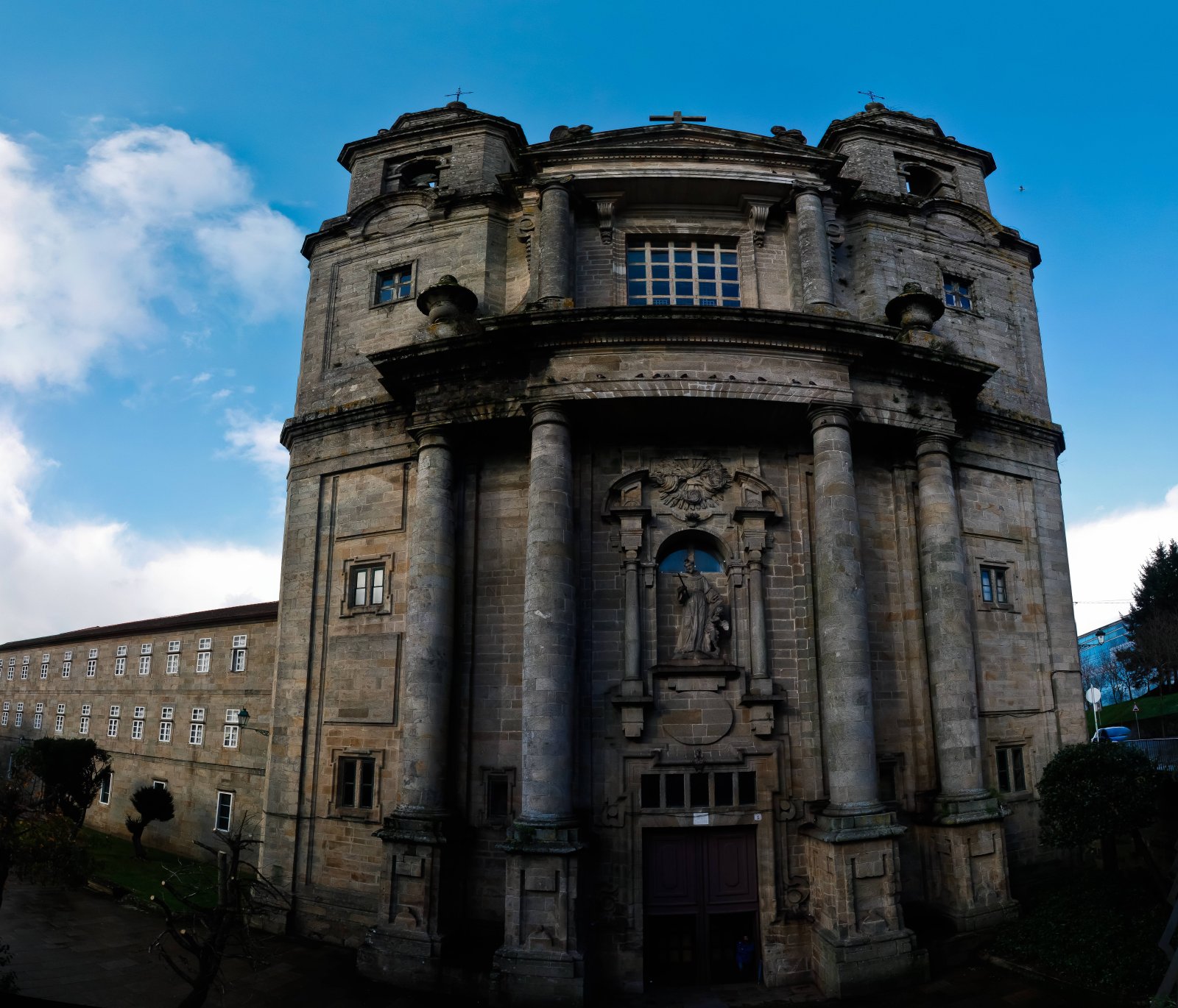 Iglesia de San Francisco Direkt vor Santiago - Santiago de Compostela | Secret World Trip Planner