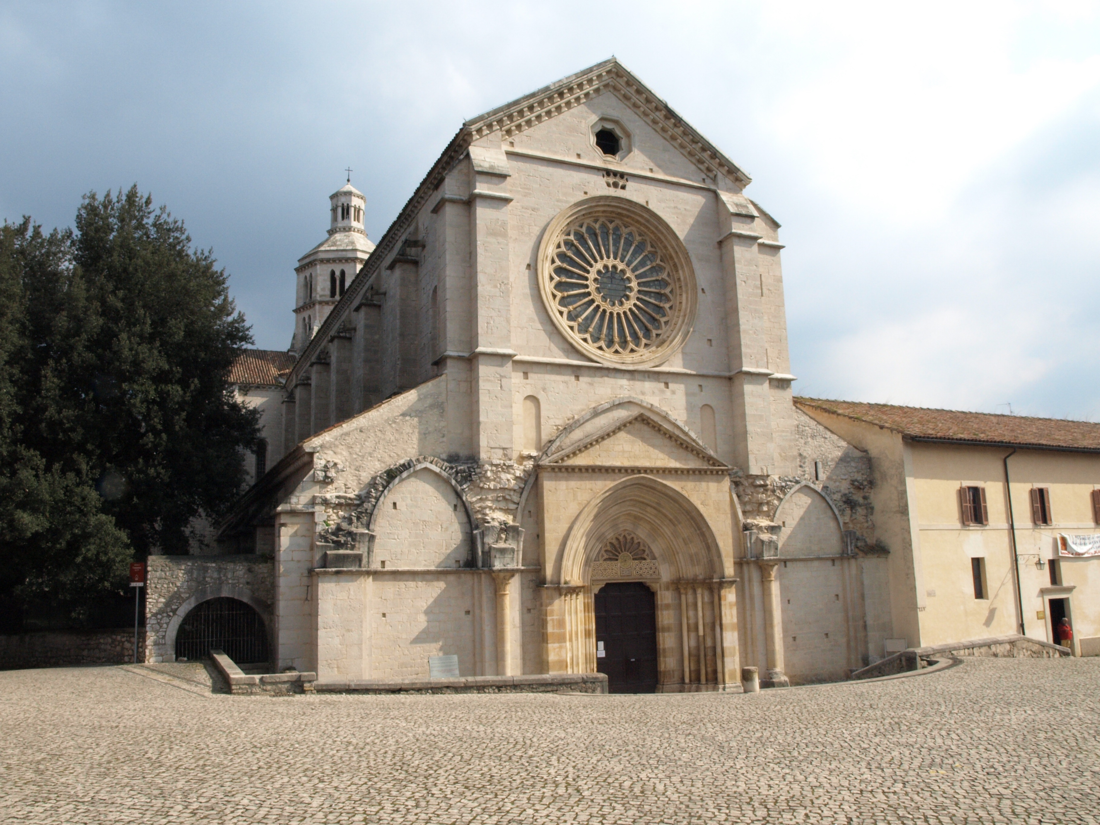 Fossanova Abadía - Priverno | Secret World Trip Planner