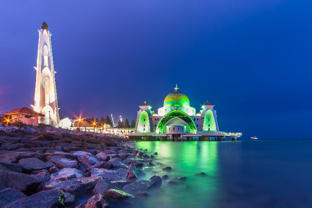 The Malacca Straits Mosque — 75000