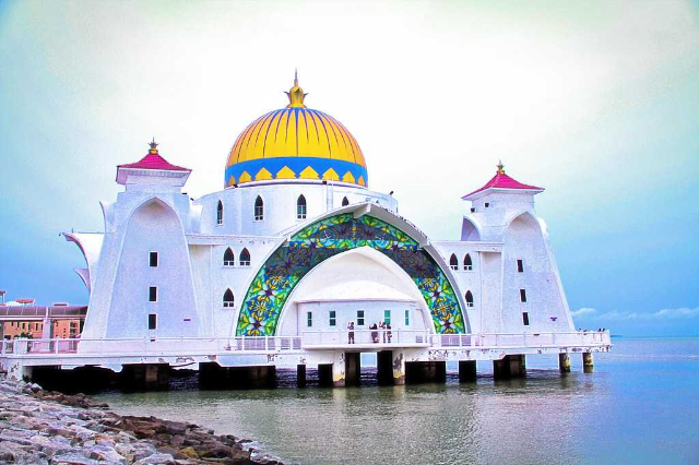 The Malacca Straits Mosque - 75000 | Secret World Trip Planner