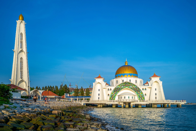 The Malacca Straits Mosque - 75000 | Secret World Trip Planner