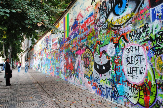Die Mauer von John Lennon - Malá Strana | Secret World Trip Planner