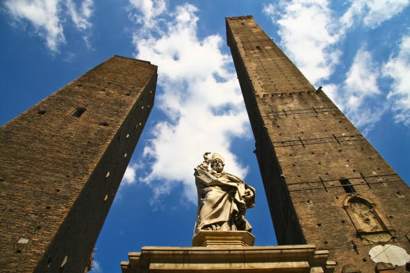 Garisenda-Turm - Bologna | Secret World Trip Planner