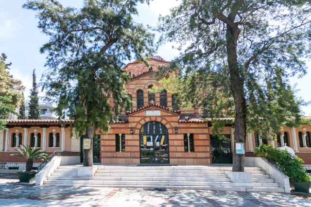 Il notevole viaggio di Agios Sostis: Dal padiglione parigino al tributo di Atene — Athina