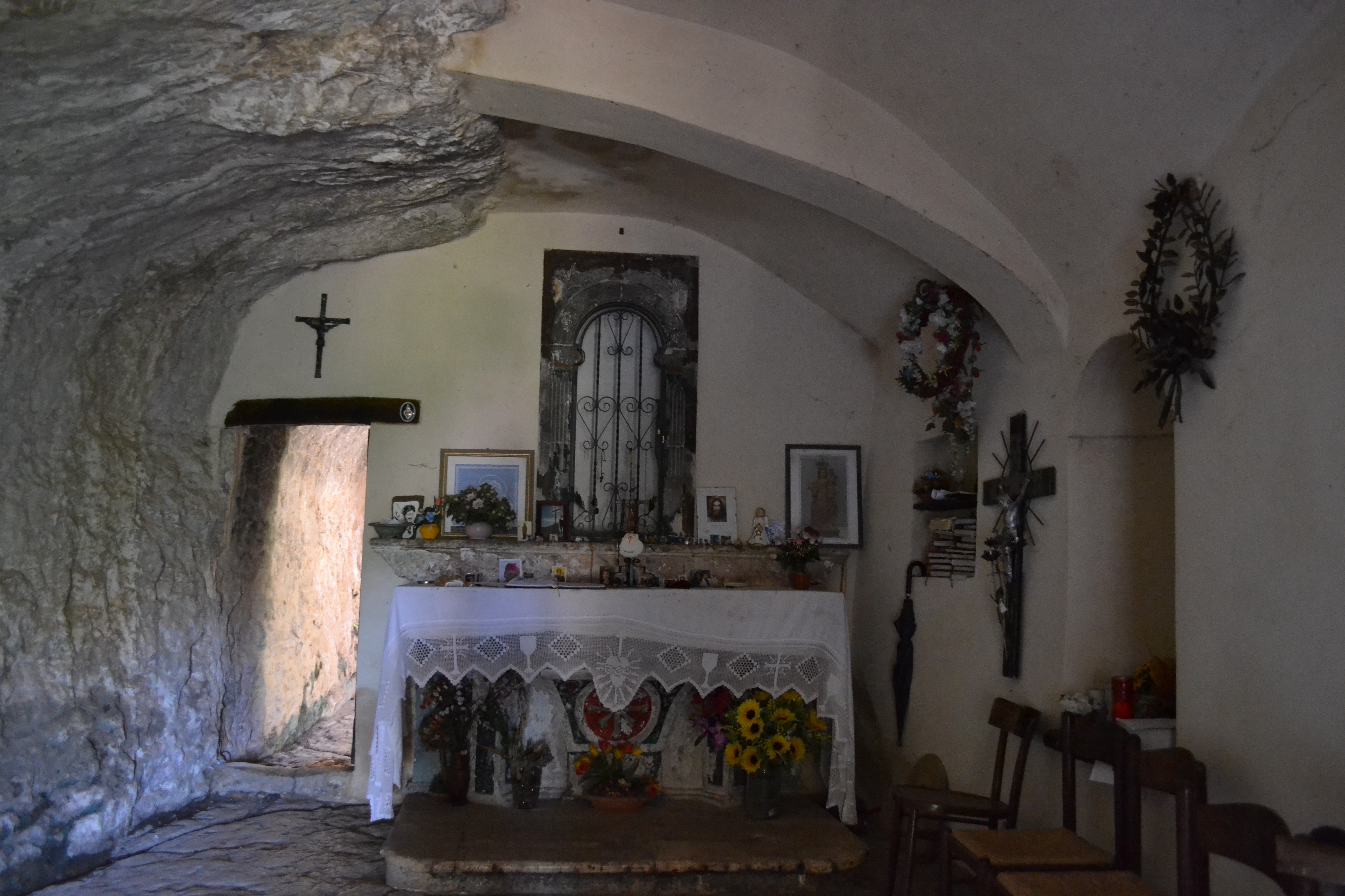 Einsiedelei des Heiligen Bartholomäus in Legio - Roccamorice | Secret World Trip Planner