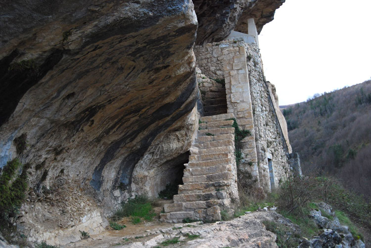 Einsiedelei des Heiligen Bartholomäus in Legio - Roccamorice | Secret World Trip Planner