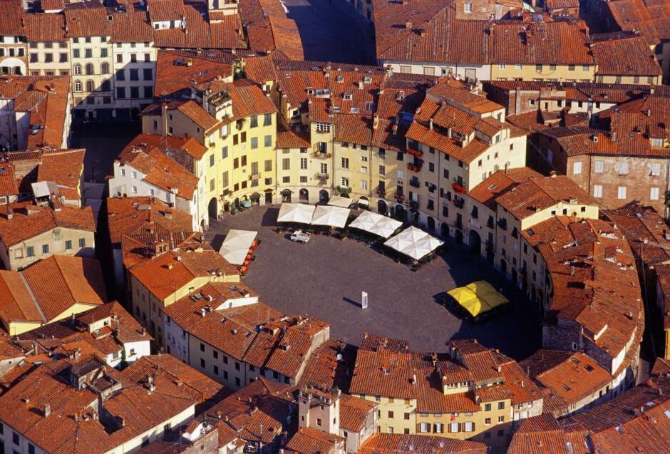 Piazza Anfiteatro, the closed square of Lucca - Lucca | Secret World Trip Planner