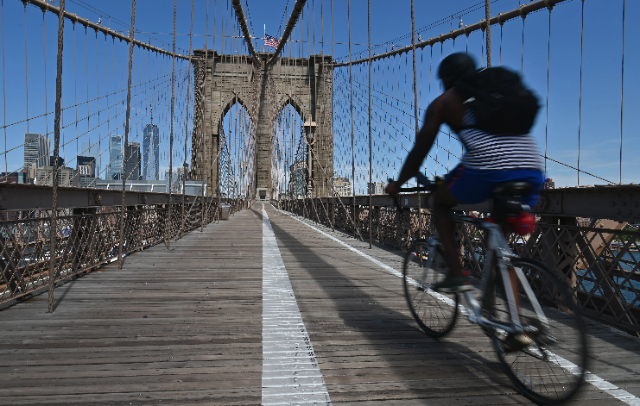 Pedalare attraverso l'iconico ponte di Brooklyn — New York