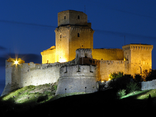 ਅਸੀਜ਼ੀ ਅਤੇ ਲਗਾਉਣ Rocca Maggiore ਕਿਲੇ - Assisi | Secret World Trip Planner
