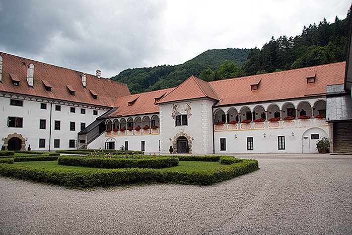 Gaming Charterhouse (Charterhouse Gaming) - Gaming | Secret World Trip Planner