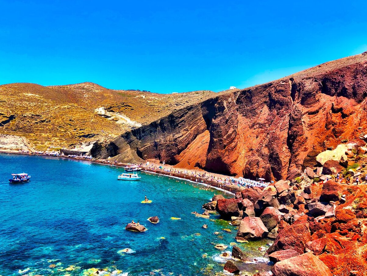 Einer der schönsten und vor allem im Sommer am meisten besuchten Strände ist Red — Red beach