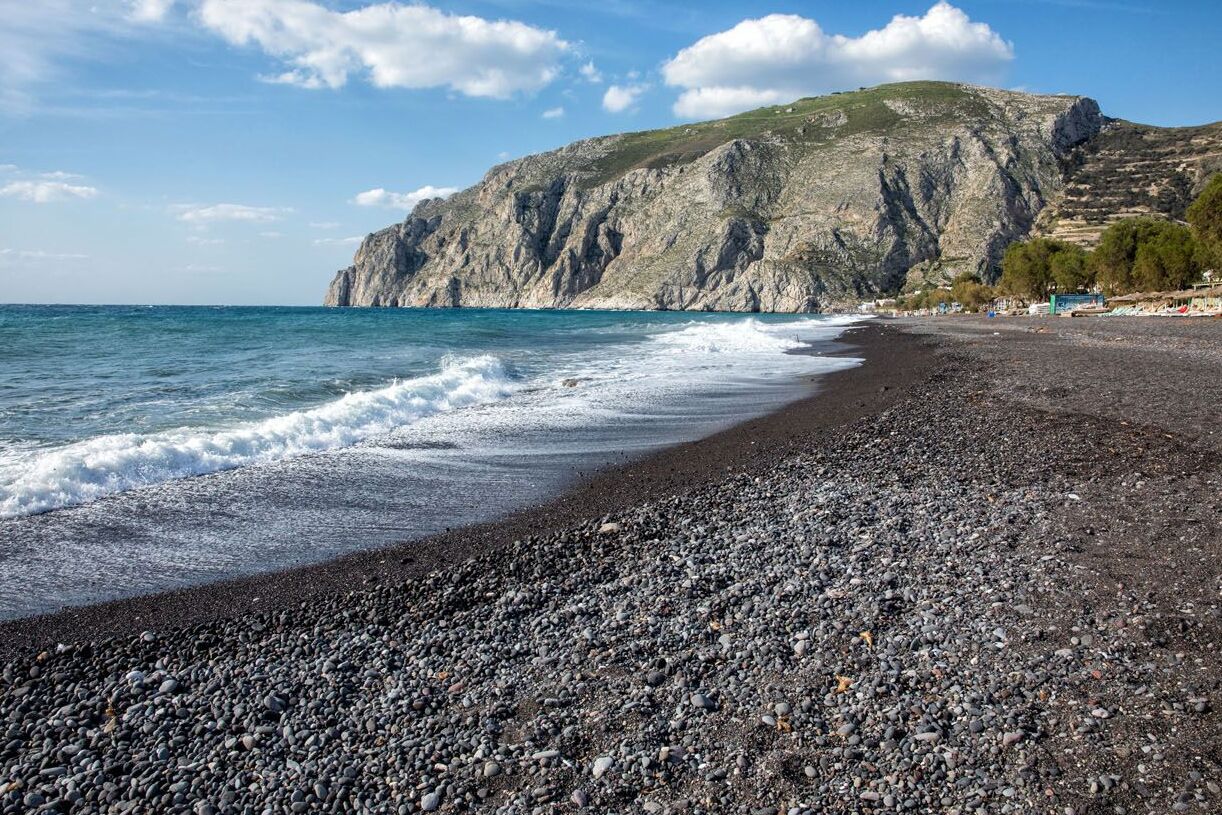 Kamari Beach ist zweifelsohne einer der belebtesten Strände der Insel. — Καμάρι