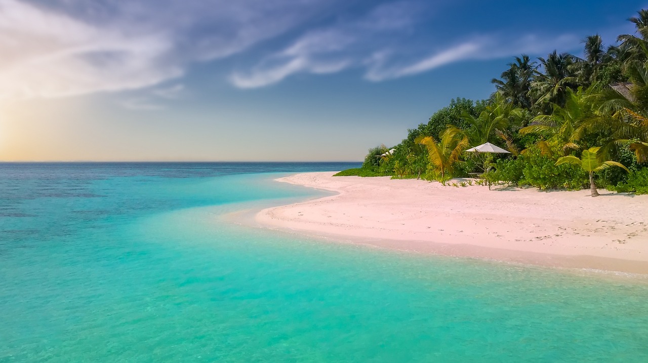 Kamari Beach ist zweifelsohne einer der belebtesten Strände der Insel. - Καμάρι | Secret World Trip Planner