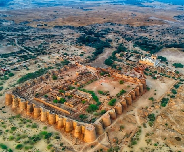 The grandeur of Derawar Fort - Derawar | Secret World Trip Planner