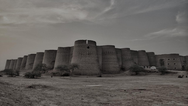 The grandeur of Derawar Fort - Derawar | Secret World Trip Planner