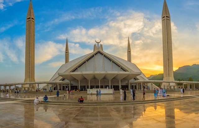 Faisal Mosque - Islamabad | Secret World Trip Planner