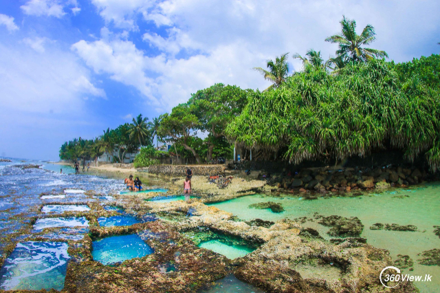 Thalpe Rock Pool beach in Galle — Talpe