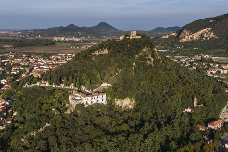 Der imposante Bergfried, der den Gipfel des Colle della Rocca dominiert, ist ein mächtiger Fo - Monselice | Secret World Trip Planner