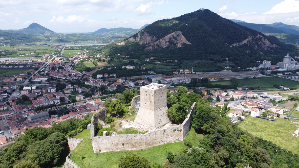 Der imposante Bergfried, der den Gipfel des Colle della Rocca dominiert, ist ein mächtiger Fo - Monselice | Secret World Trip Planner