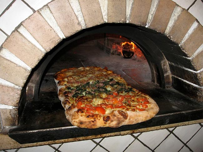 ಅಮಾಲ್ಫಿ ಕೋಸ್ಟ್: ಪಿಜ್ಜಾ ಅಲ್ ಮೆಟ್ರೋ - 84010 Tramonti SA | Secret World Trip Planner