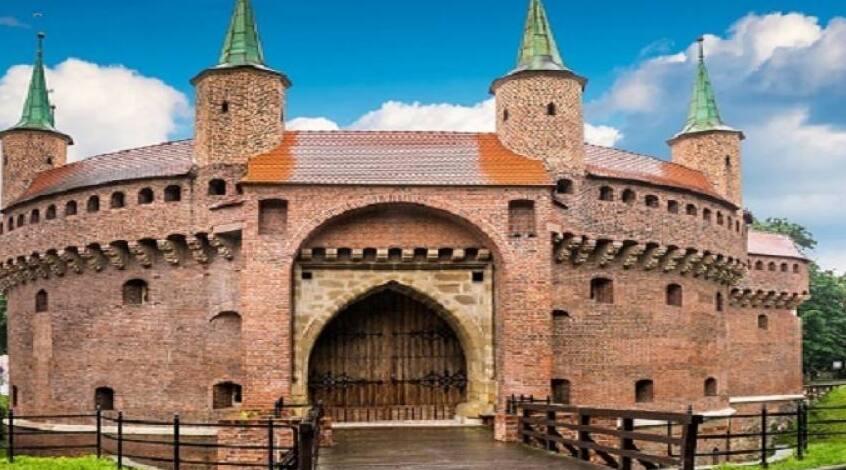 The Barbacana (Barbakan) is the most interesting part of the medieval fortificat — Cracovia