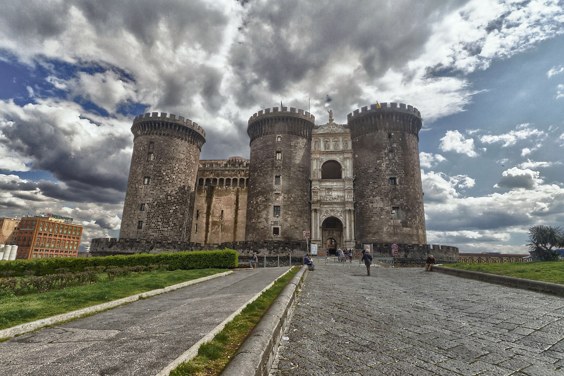 Naples / Castel Nuovo ასევე ცნობილია, როგორც Maschio Angioino - Napoli | Secret World Trip Planner