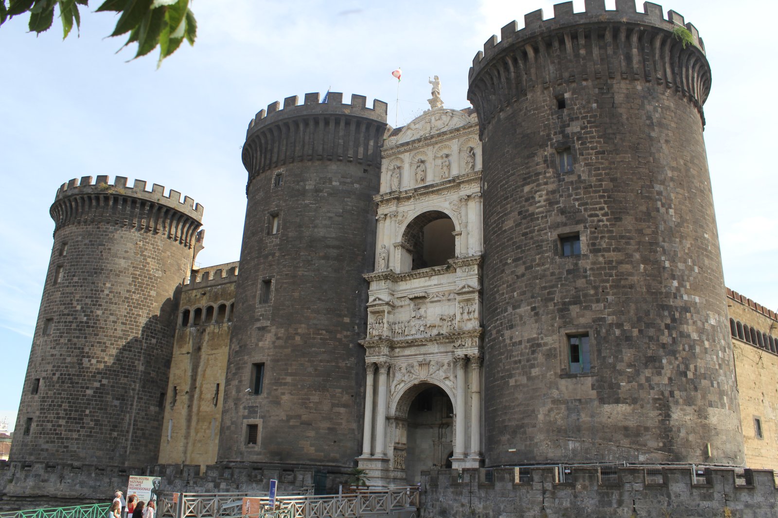 Naples / Castel Nuovo ასევე ცნობილია, როგორც Maschio Angioino - Napoli | Secret World Trip Planner
